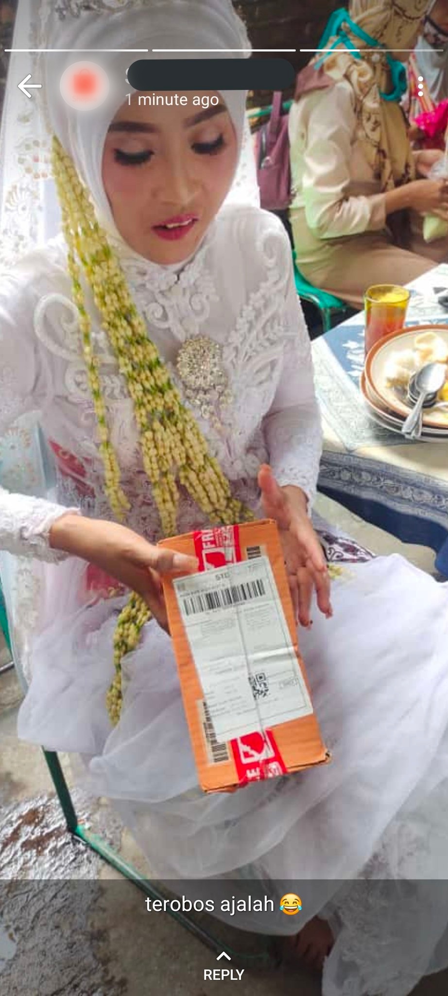 10 Momen terima paket dari kurir ini bikin nyengir garuk kepala