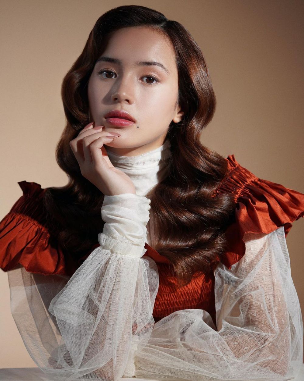 7 Gaya pemotretan Beby Tsabina bak noni Belanda, menawan