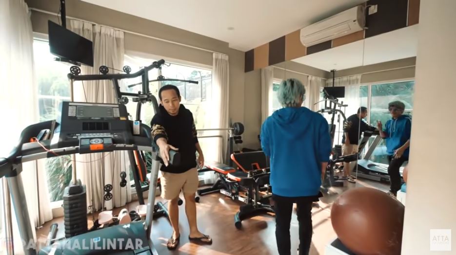 Potret ruang olahraga di rumah 8 seleb, milik Gisel bernuansa pink