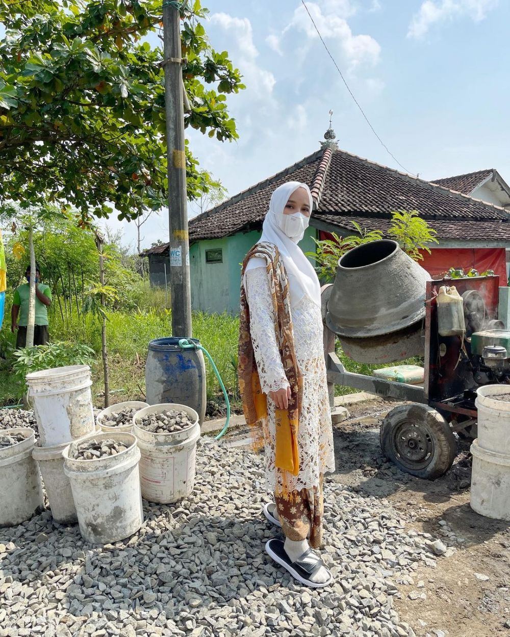 Gaya 7 seleb istri pejabat saat kunjungan kerja, stylish dan anggun