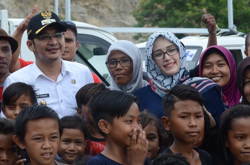 Gaya 7 seleb istri pejabat saat kunjungan kerja, stylish dan anggun