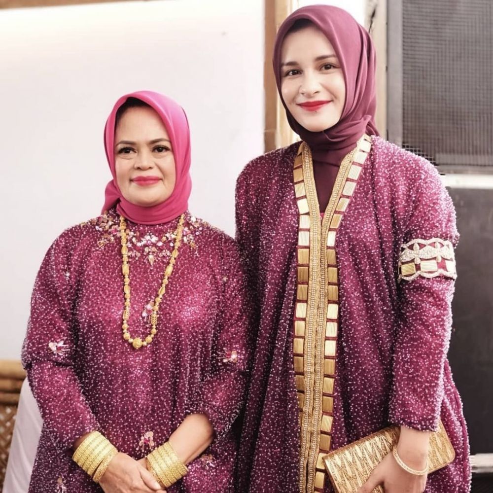 Gaya 7 seleb istri pejabat saat kunjungan kerja, stylish dan anggun