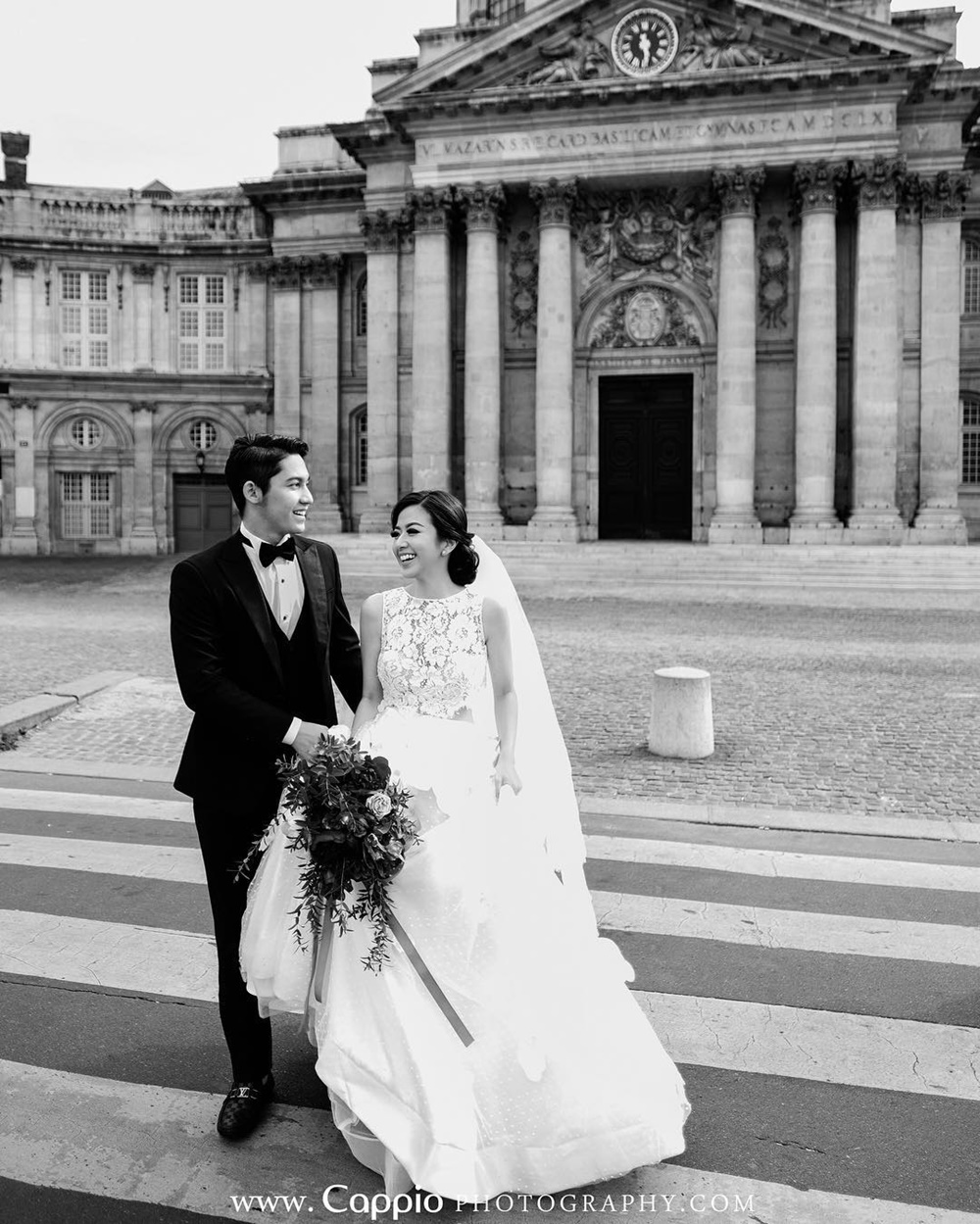 Potret 10 pasang seleb prewedding dengan baju pengantin, tampil beda