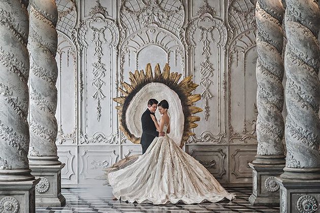 Potret 10 pasang seleb prewedding dengan baju pengantin, tampil beda