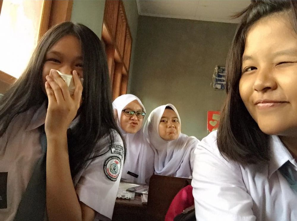 7 Potret lawas Lesty Kejora bareng geng SMA, gaya hijabnya ikonik