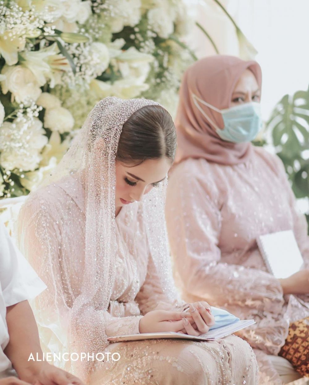 Beda 14 tahun, 10 potret perjalanan cinta Syahra Larez dan Denny Buana