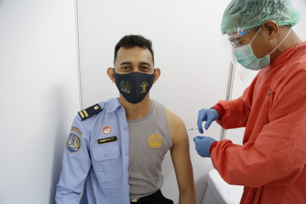 Risiko terpapar tinggi, petugas imigrasi DKI Jakarta divaksin Covid-19