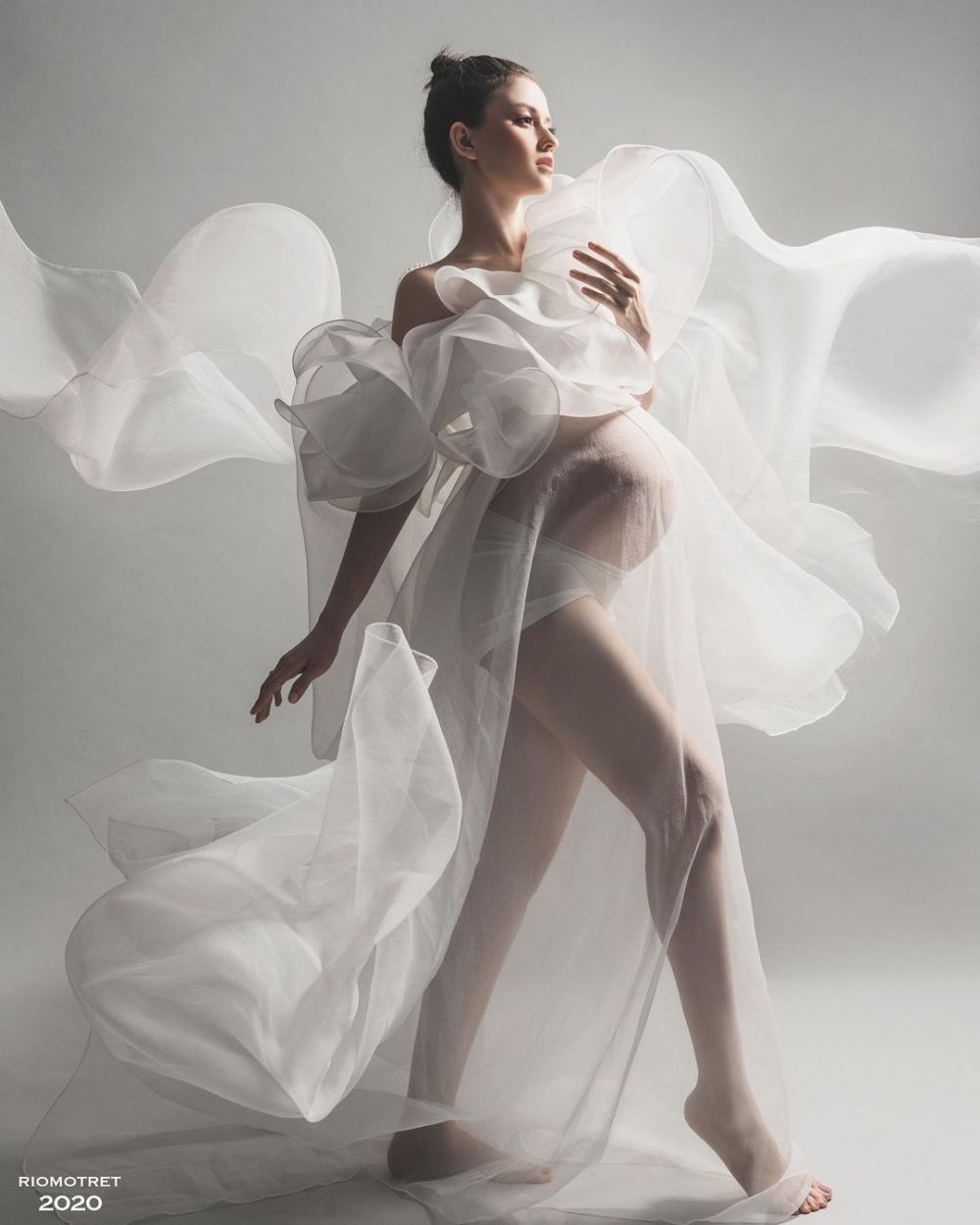 Potret maternity shoot keren 10 pesinetron, konsepnya bikin naksir