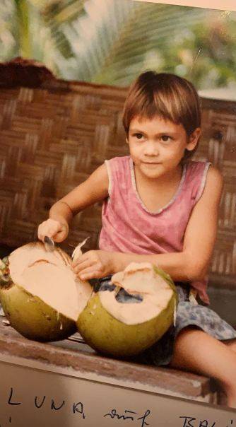 Potret masa kecil 10 presenter cantik, Luna Maya tomboi abis