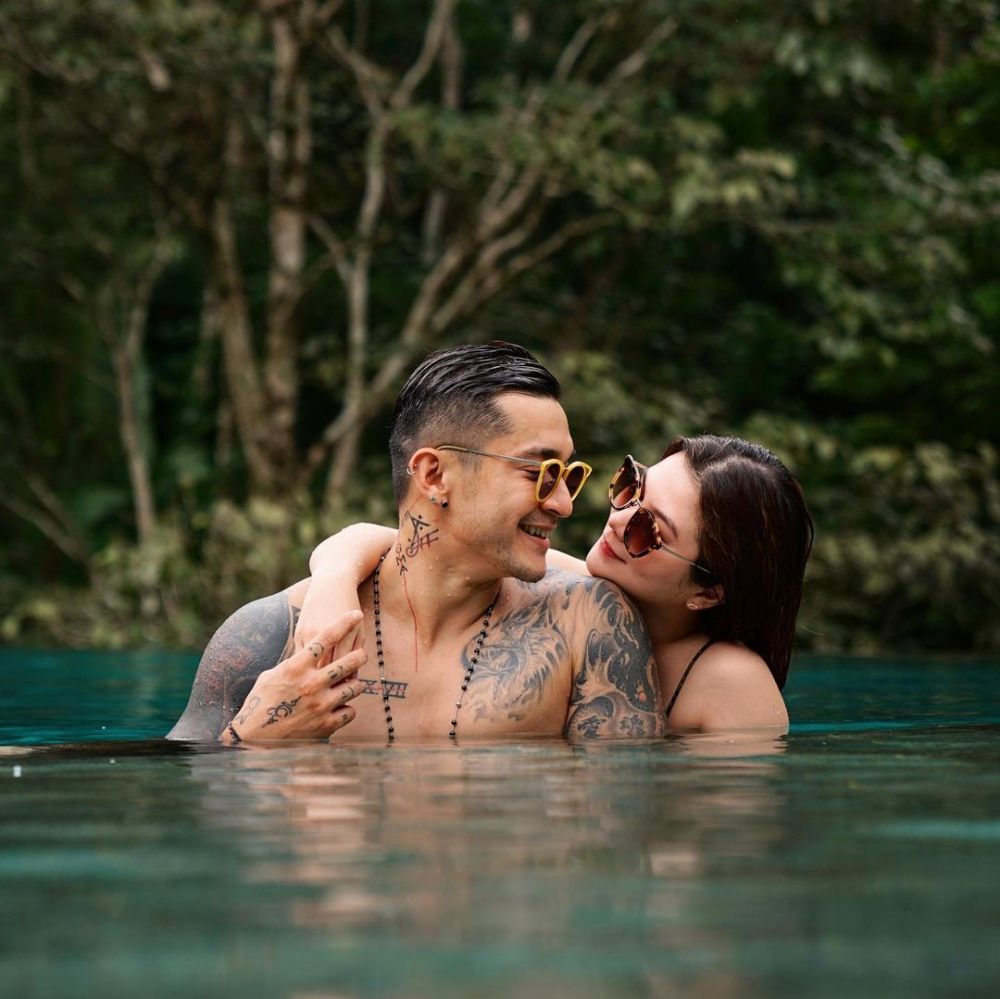 10 Potret mesra Miller Khan dan Farina Rebecca yang segera menikah