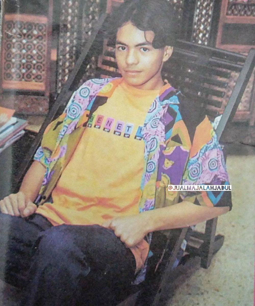 10 Potret lawas Attar Syach dengan gaya rambut belah tengah, hits abis