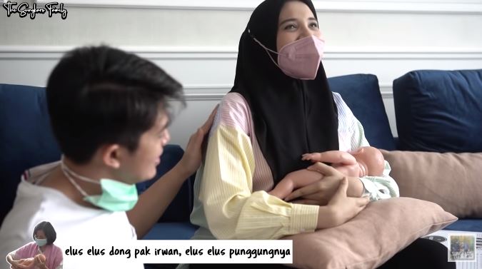 10 Momen Zaskia Sungkar & Irwansyah belajar merawat bayi, undang guru