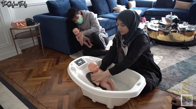 10 Momen Zaskia Sungkar & Irwansyah belajar merawat bayi, undang guru