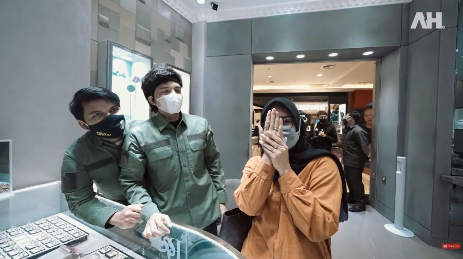 8 Momen Atta Halilintar ke nikahan karyawan, hadiahi cincin kawin