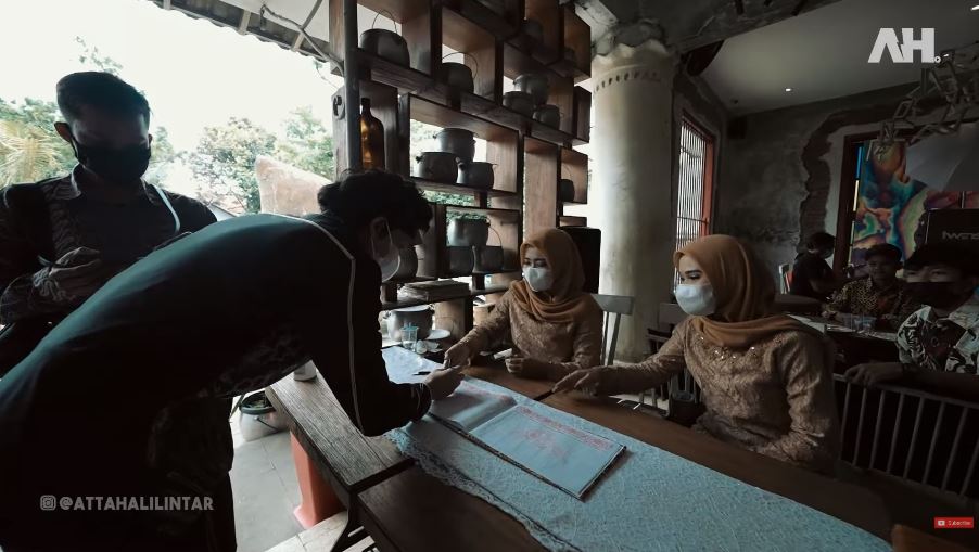 8 Momen Atta Halilintar ke nikahan karyawan, hadiahi cincin kawin