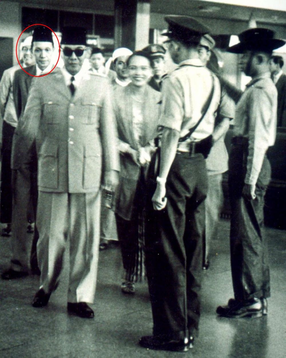 Diusulkan jadi pahlawan, ini 4 potret kakek Ashanty dampingi Soekarno