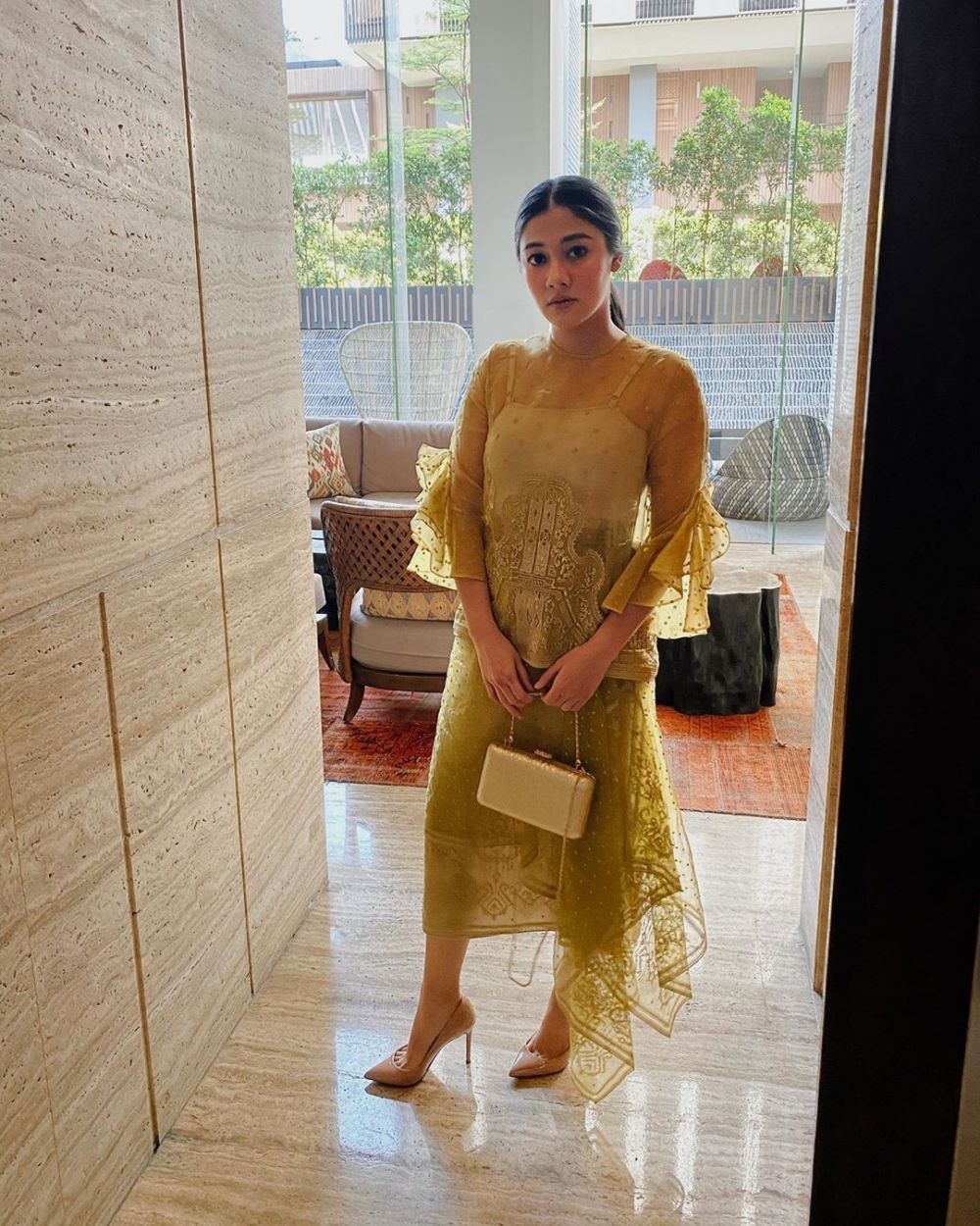 Gaya 10 seleb cantik saat hadiri acara lamaran, anggun dan menawan