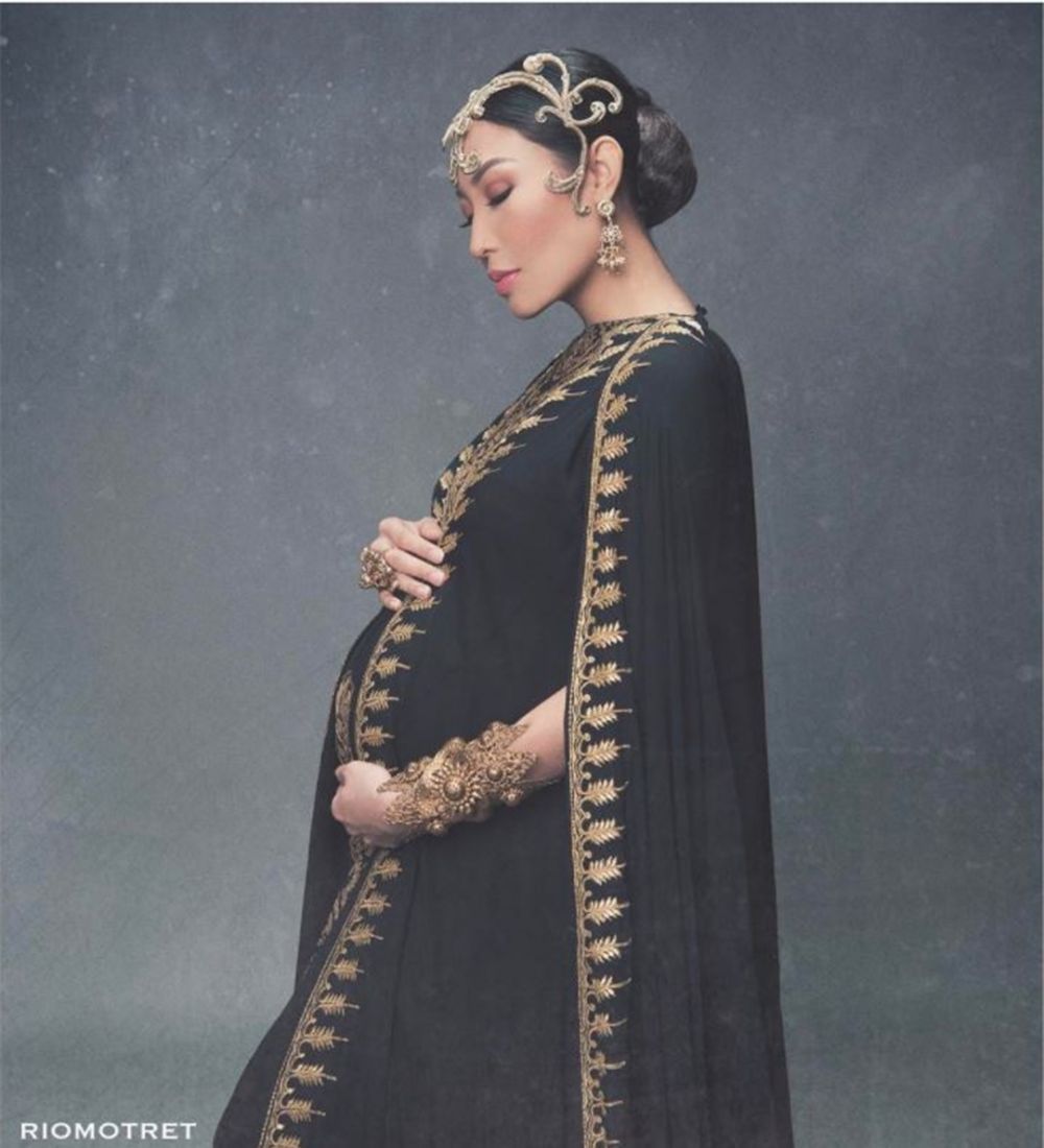 Potret maternity 10 seleb dengan gaun hitam, Audi Marissa elegan