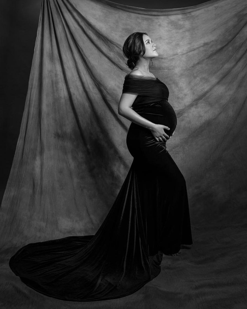Potret maternity 10 seleb dengan gaun hitam, Audi Marissa elegan