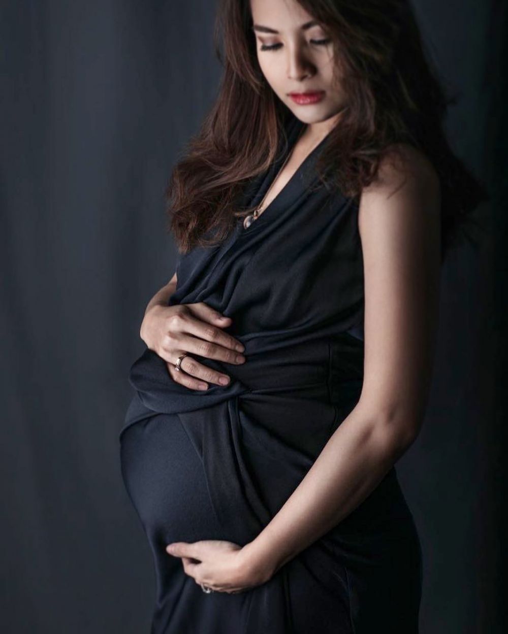 Potret maternity 10 seleb dengan gaun hitam, Audi Marissa elegan