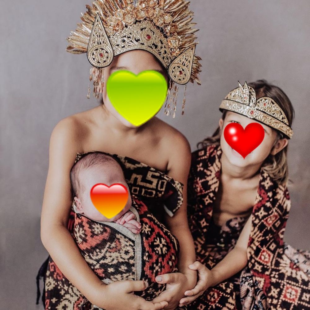 8 Pemotretan keluarga Irfan Bachdim pakai baju Bali, curi perhatian