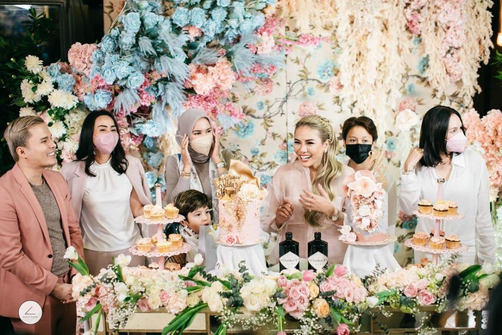 10 Momen perayaan ultah ke-35 Nikita Mirzani, dekorasi bak taman bunga