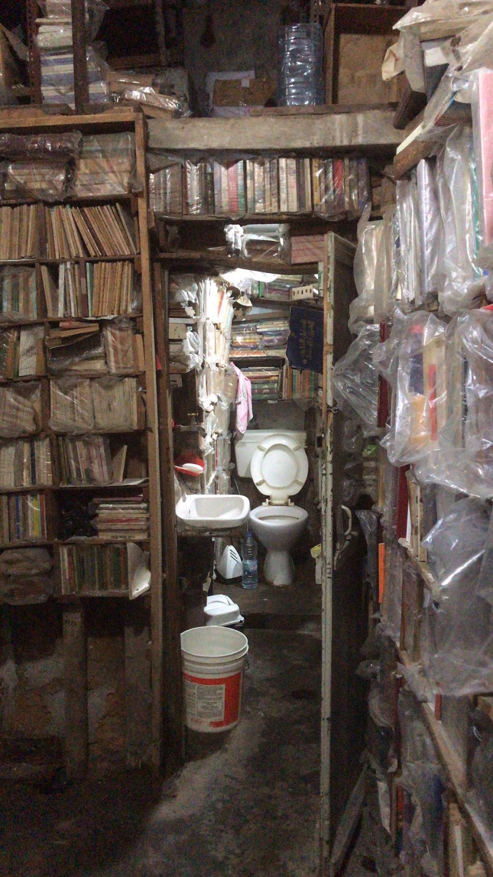 10 Penampakan kamar mandi antimainstream, bentuknya kocak abis