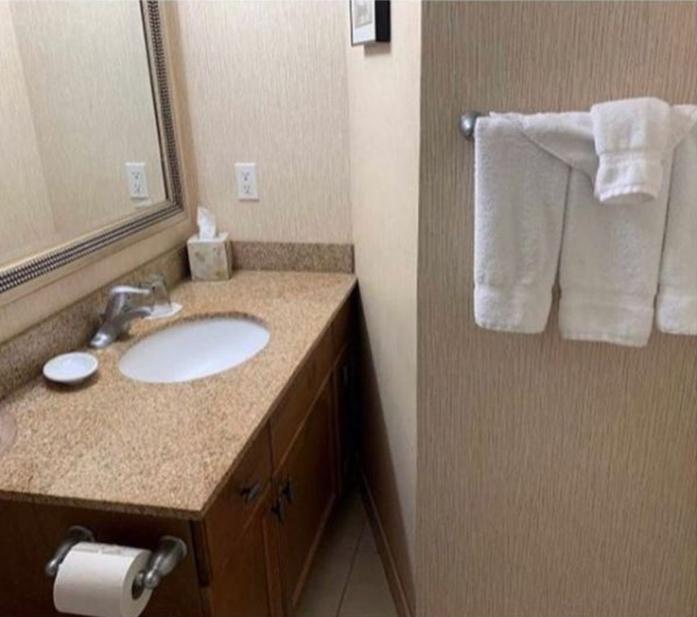 10 Penampakan kamar mandi antimainstream, bentuknya kocak abis
