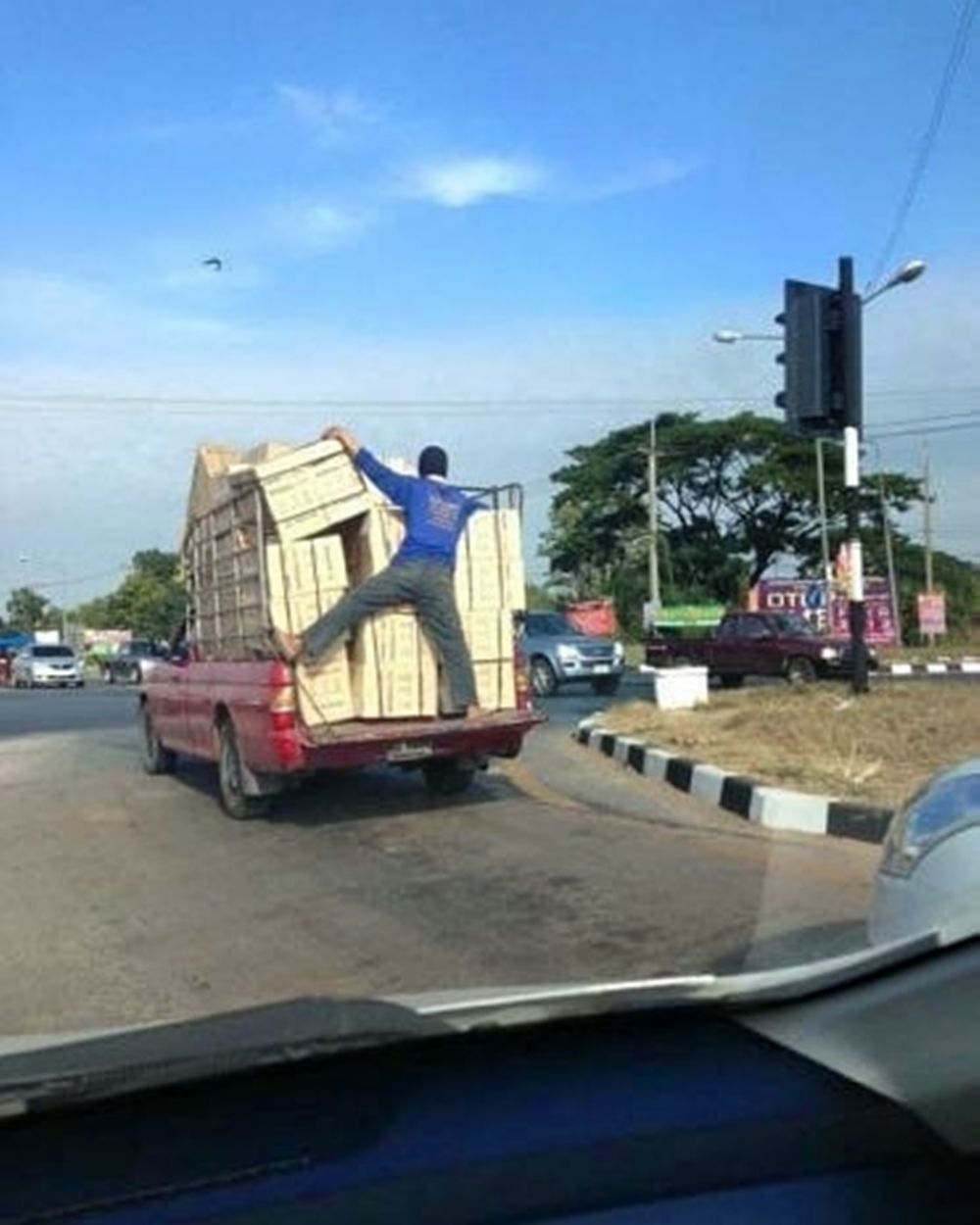 14 Potret absurd orang 'numpang' di kendaraan ini bikin ngeri