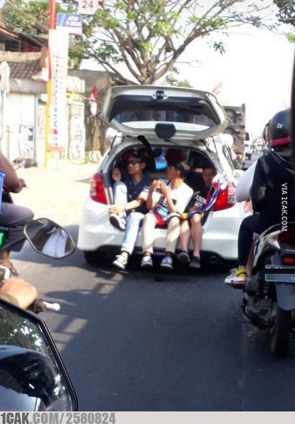 14 Potret absurd orang 'numpang' di kendaraan ini bikin ngeri