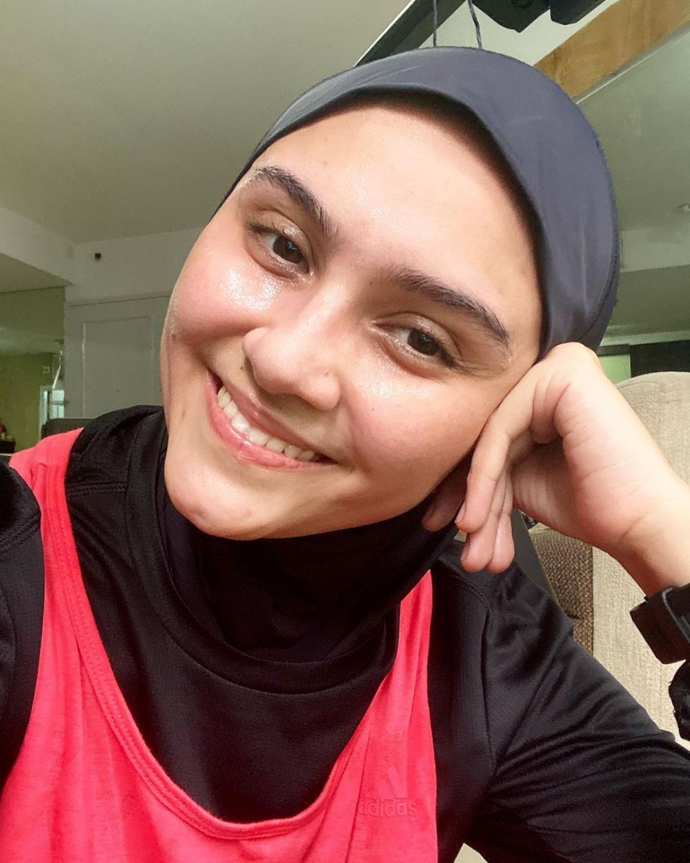 Punya alis tebal alami, foto 15 seleb tanpa makeup ini curi perhatian