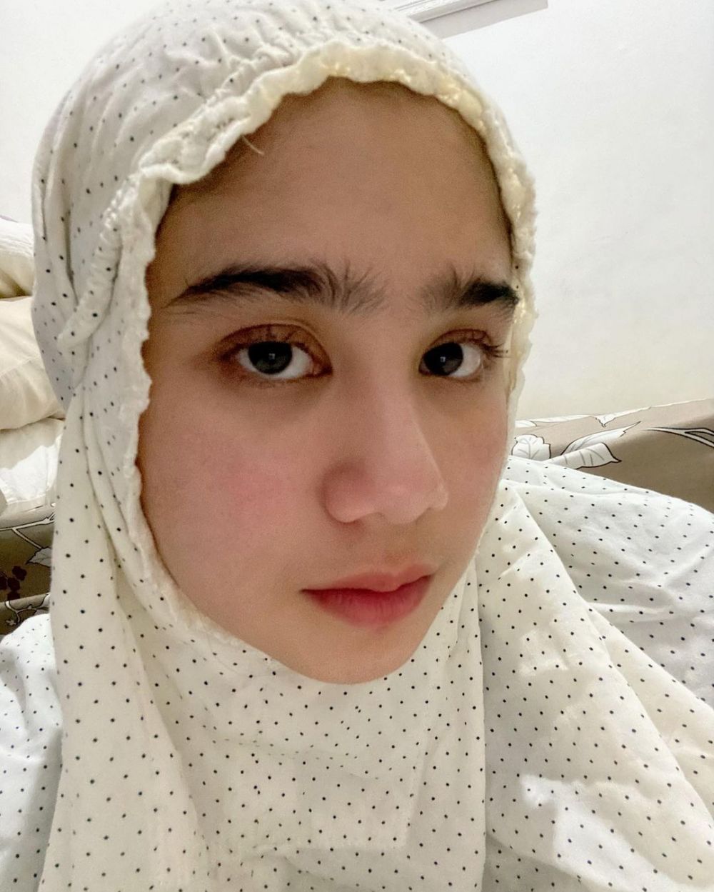 Punya alis tebal alami, foto 15 seleb tanpa makeup ini curi perhatian