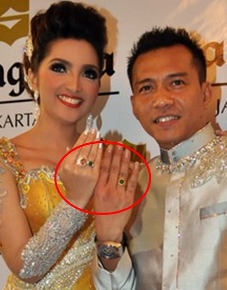 Intip cincin yang dipakai 8 seleb saat lamaran, desainnya elegan