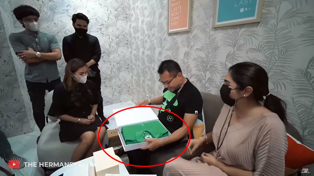 8 Potret kado ulang tahun Anang Hermansyah, serba hijau