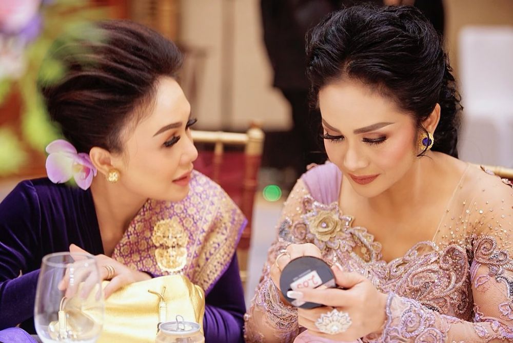 8 Potret Krisdayanti dan Yuni Shara pakai kebaya, bak kembar