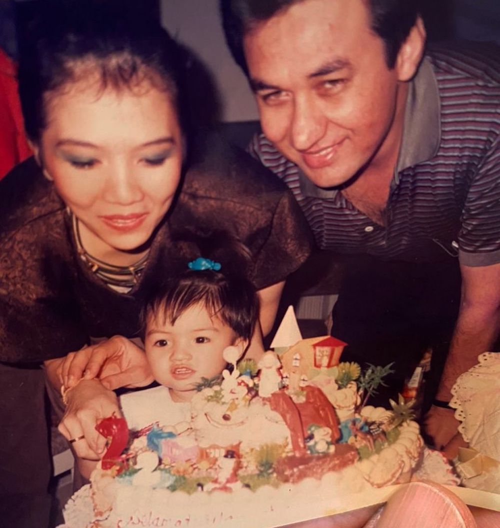 Potret masa kecil 8 seleb rayakan ultah bareng ibu, penuh kenangan