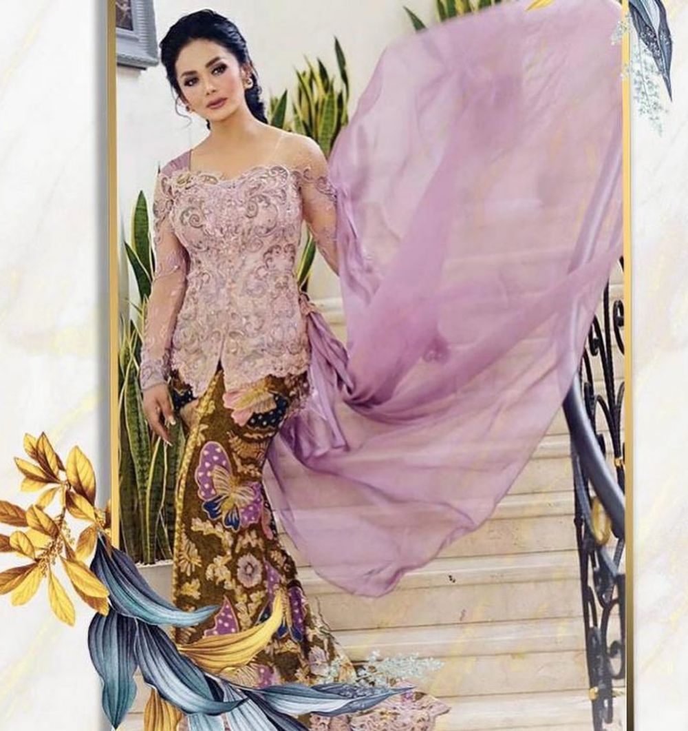 5 Penjelasan busana Krisdayanti tak seragam saat lamaran Aurel