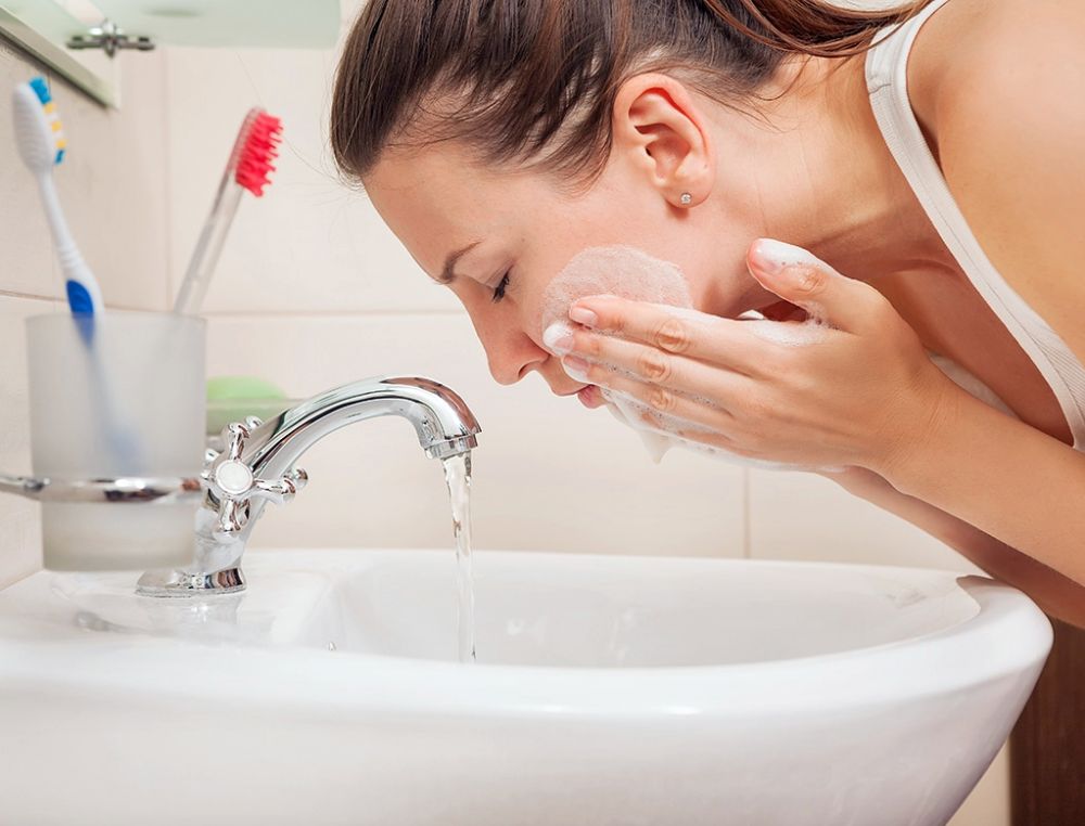 3 Hal yang wajib kamu ketahui soal maskne, kelamaan pakai masker nih