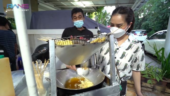 10 Momen Nagita borong 4 gerobak jajan ke rumah, alasannya bikin salut