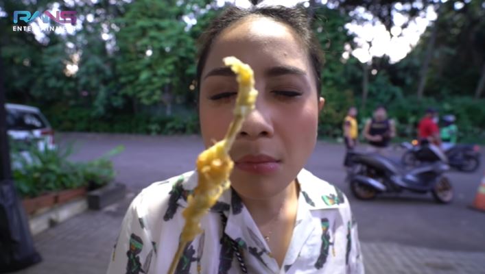 10 Momen Nagita borong 4 gerobak jajan ke rumah, alasannya bikin salut