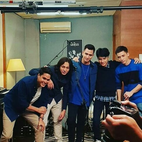 8 Potret Verrell Bramasta dan Stefan William ngeband, jadi sorotan