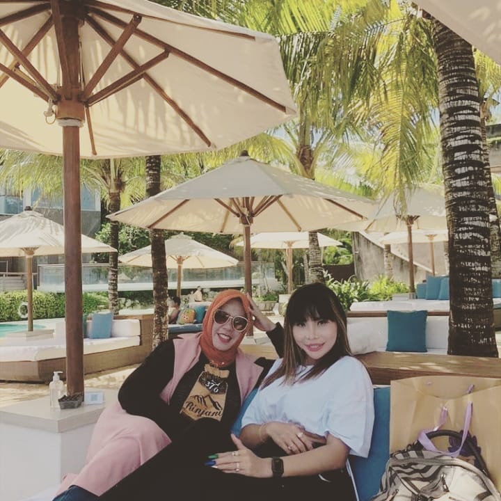 10 Potret Rohimah dan Eva Belisima liburan ke Bali, kompak abis