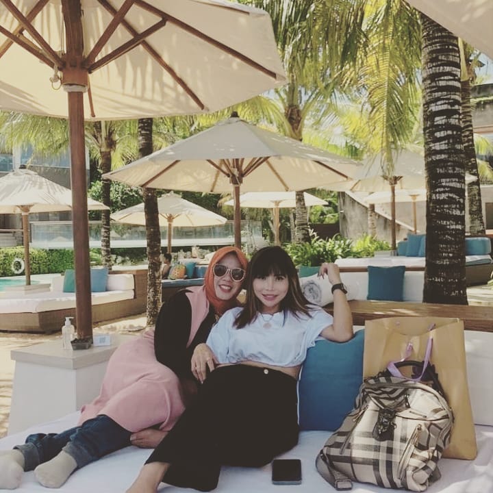 10 Potret Rohimah dan Eva Belisima liburan ke Bali, kompak abis