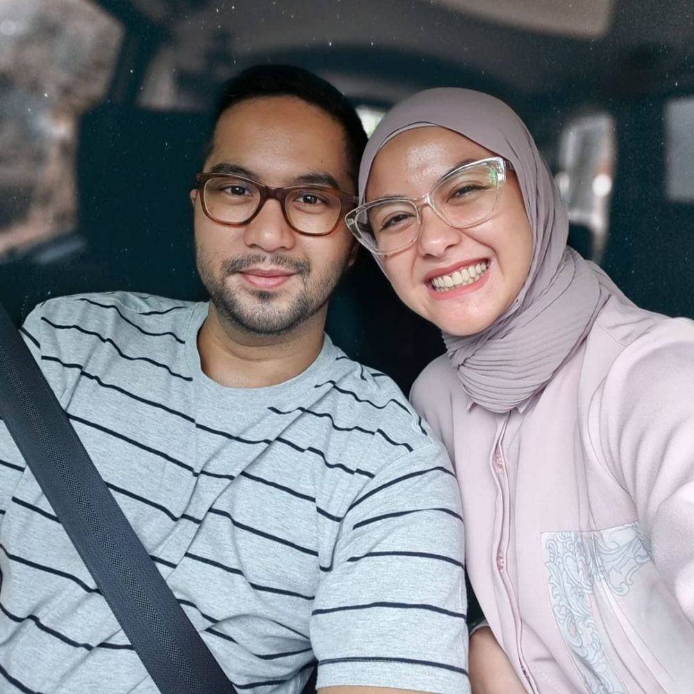 Rayakan anniversary ke-6, ini 7 potret Revalina S Temat dan suami