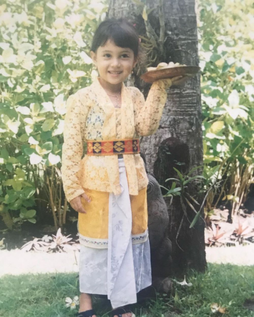 Potret masa kecil 10 seleb cantik pakai baju adat, posenya bikin gemas