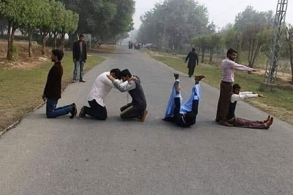 10 Aksi lucu bapak-bapak lagi kumpul, main bola berkostum Hello Kitty