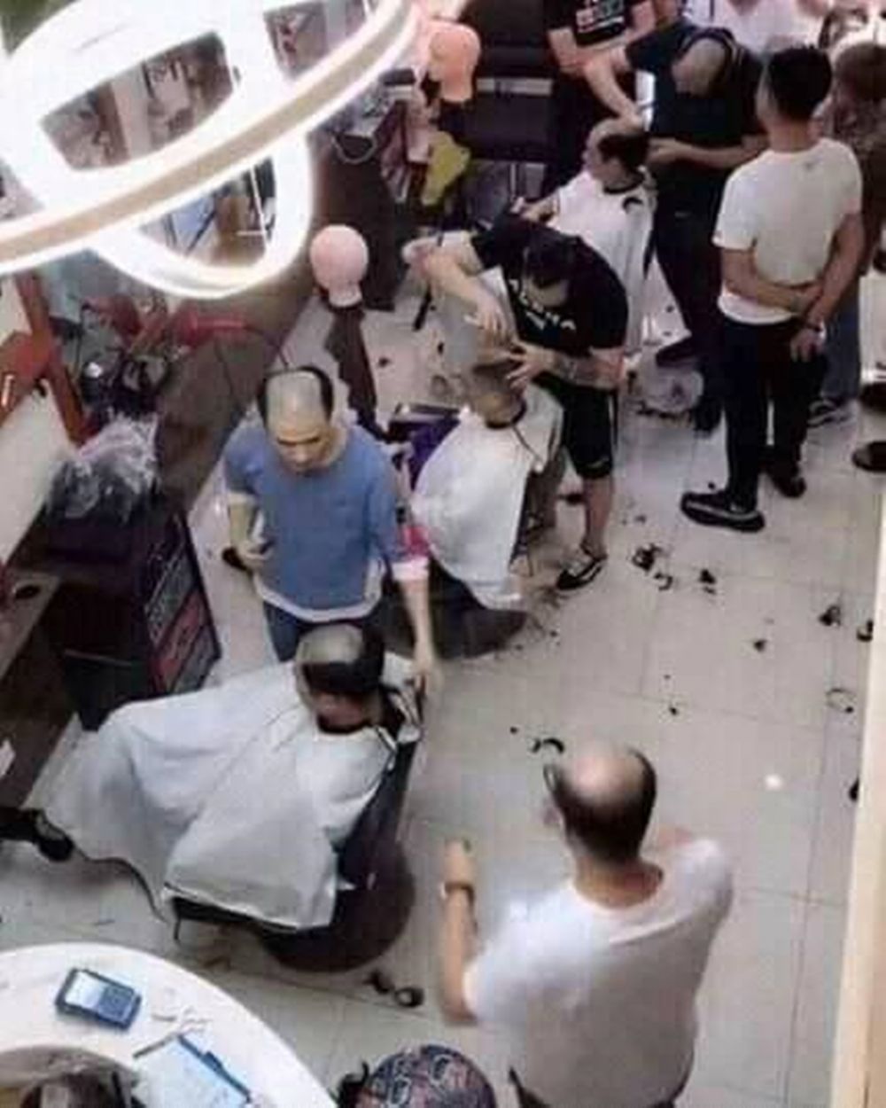 10 Aksi lucu bapak-bapak lagi kumpul, main bola berkostum Hello Kitty