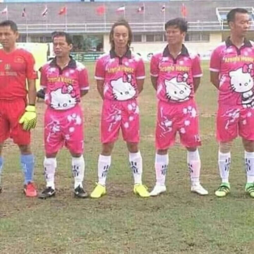 10 Aksi lucu bapak-bapak lagi kumpul, main bola berkostum Hello Kitty