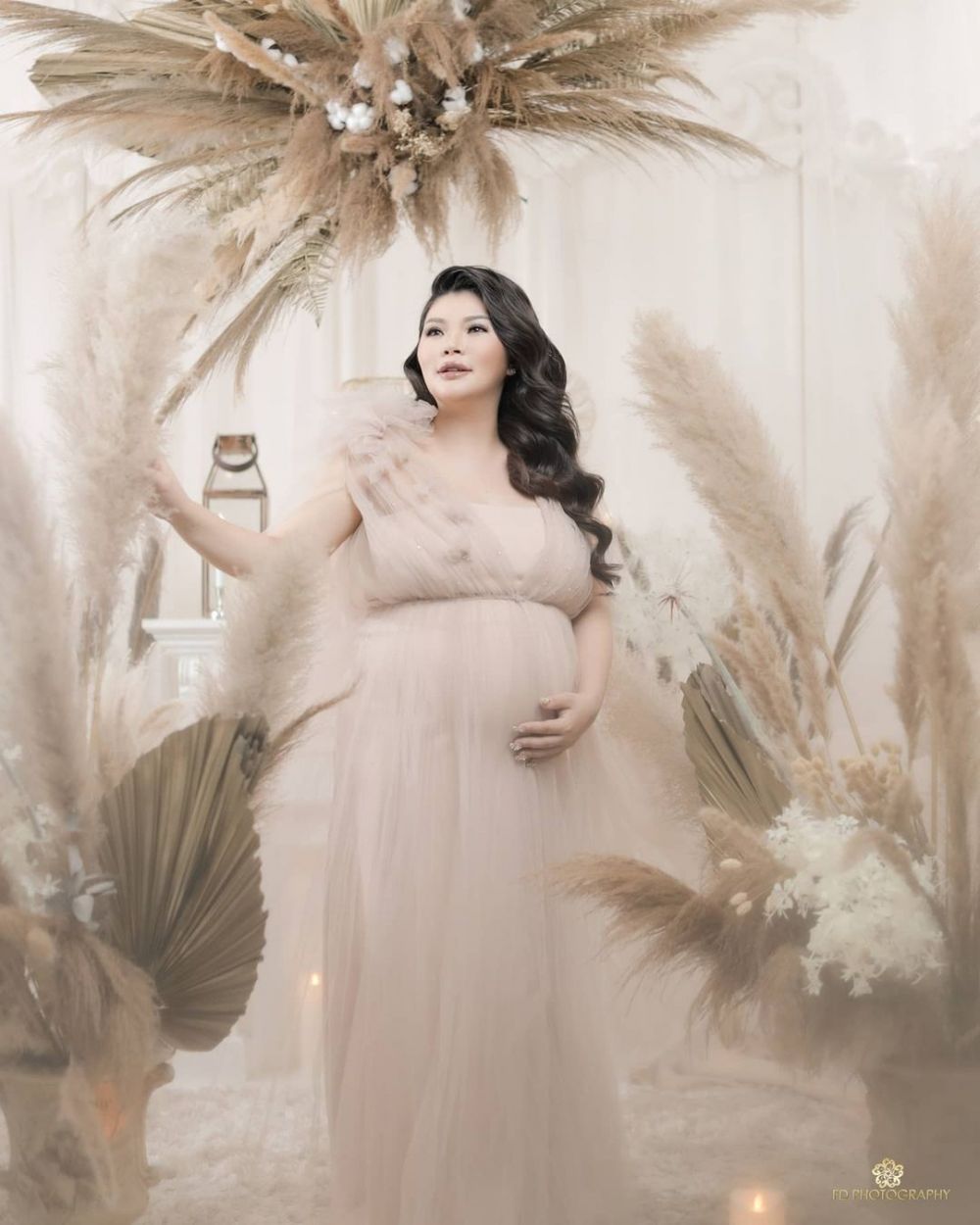 10 Potret maternity Wendy Lo adik Sarwendah berbagai tema, elegan