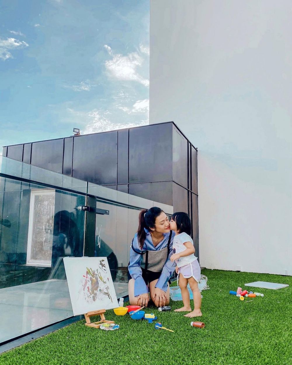 Potret balkon rumah 8 seleb, milik Raditya Dika cozy abis